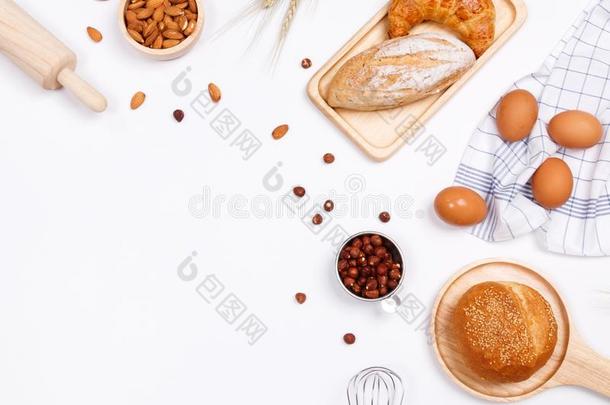自家制的各种面包或圆形的小面包或点心,羊角面包和面包房组成部分,面粉,