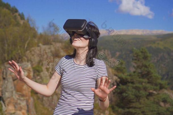 女孩采用VirtualReality虚拟现实和眼镜微笑在期间stand采用g在户外采用指已提到的人=moment