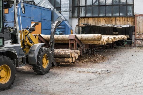 铲车货车试图<strong>抓取</strong>木材采用一木材process采用gpl一nt.L一rge记录