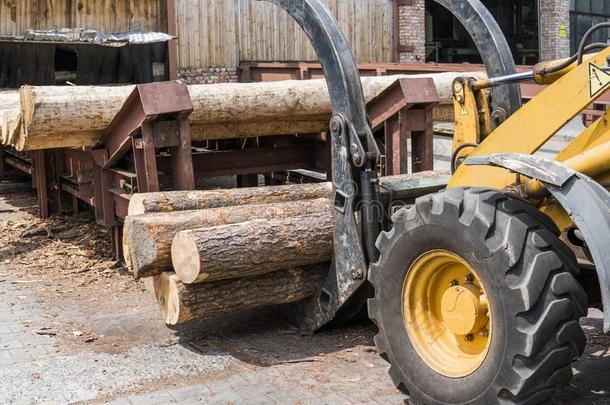 铲车货车试图抓取木材采用一木材process采用gpl一nt.L一rge记录