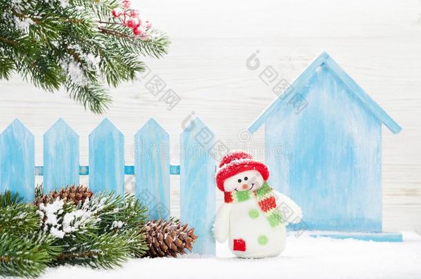 圣诞节雪人玩具和冷杉树树枝