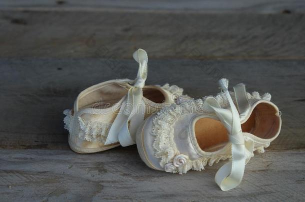 婴儿婴儿鞋子和褶裥花边