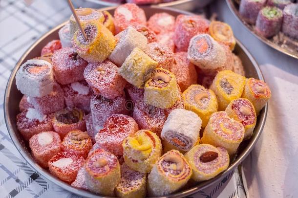 富有色彩的果冻混合食糖辗在上面甜的果冻
