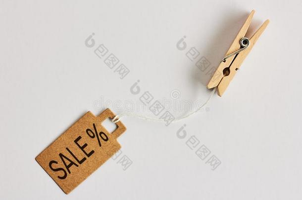 棕色的卡纸板价格加标签于和符号卖绞死向木制的布