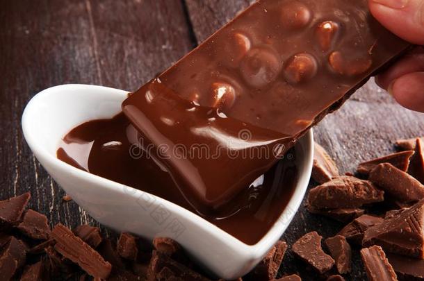熔化的巧克力,融化美味的巧克力为果仁糖结冰