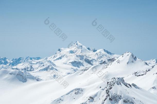 冬雪大量的山山峰采用高加索山脉.伟大的位为