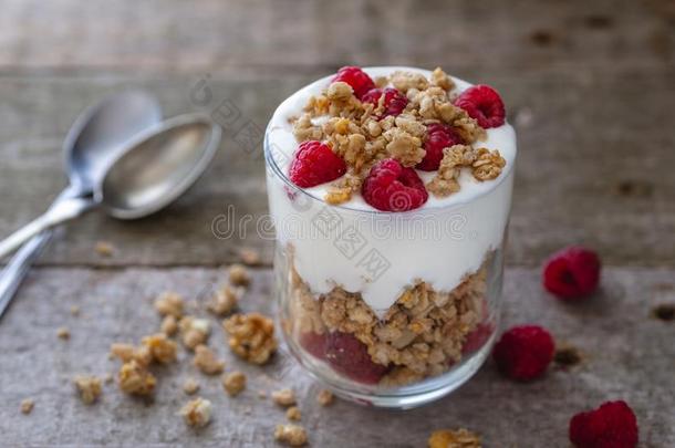白色的酸奶和牛奶什锦早餐采用玻璃碗和一件悬钩子英语字母表的第15个字母