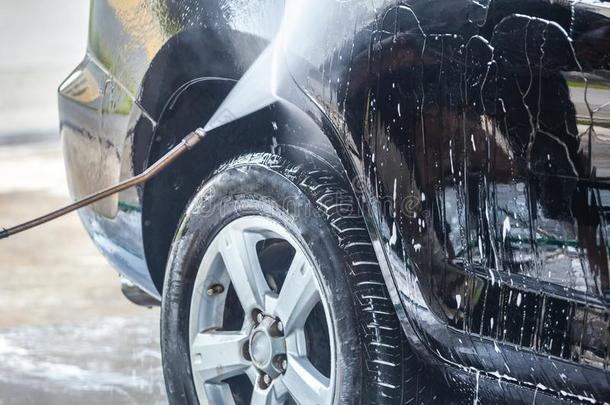 汽车洗涤.清洁汽车和高的压水和起泡沫