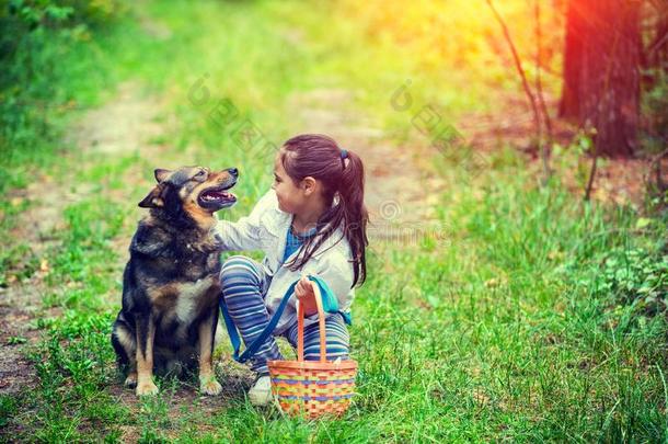 小的女孩和野餐郊游篮一次和狗向指已提到的人草采用