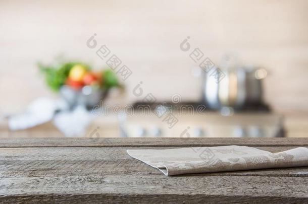 变模糊背景.现代的厨房和空的木制的桌面一