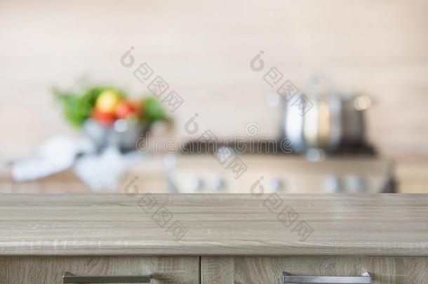 变模糊背景.现代的厨房和空的木制的桌面一