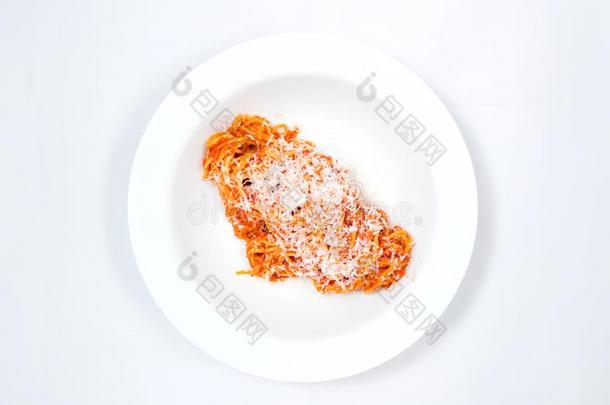 意大利面条烤面条加干酪沙司,面团面条向白色的背景