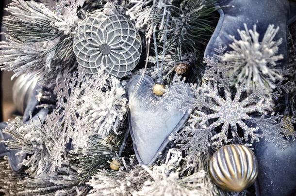 装饰的雪-大量的圣诞节树装饰和装饰的