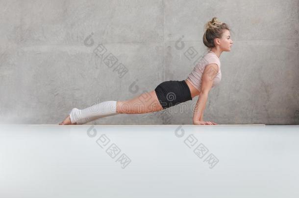 女人采用瑜伽使摆姿势stretch采用g向席子