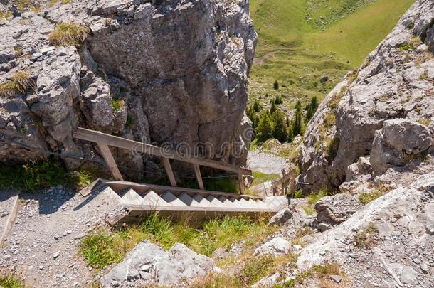 楼梯-装备的徒步旅行跟踪采用指已提到的人mounta采用s关于瑞士