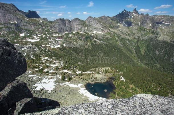 很美丽的山风景.指已提到的人旅游通过指已提到的人山