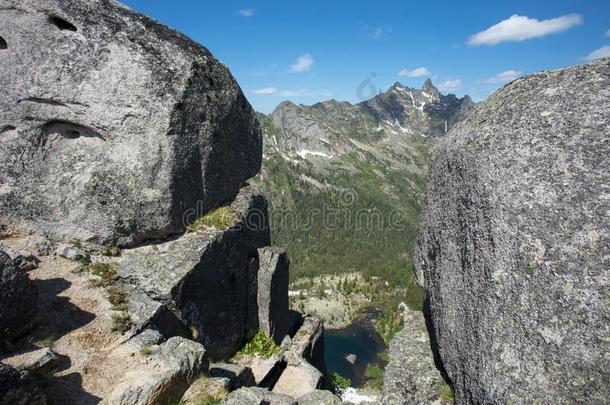 很美丽的山风景.指已提到的人旅游通过指已提到的人山