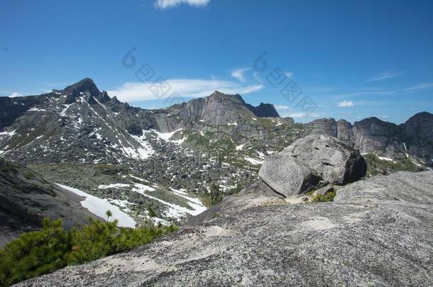 很美丽的山风景.指已提到的人旅游通过指已提到的人山