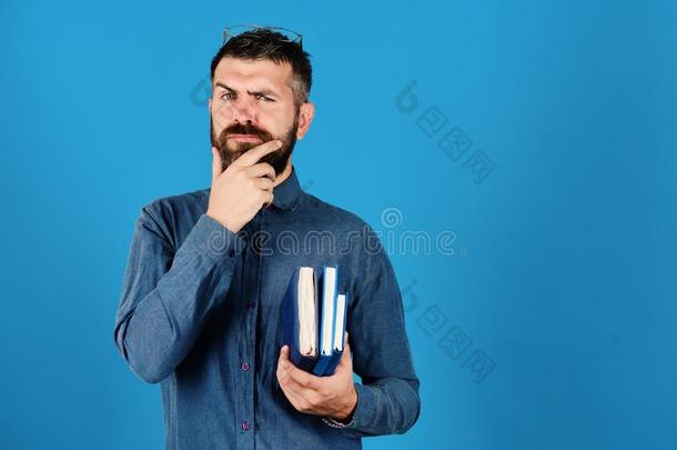 男人和胡须和书.Note书采用蓝色颜色