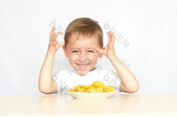 指已提到的人小孩关他的眼睛和他的手采用期待关于熟食品