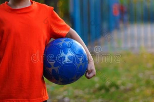 男孩男生演奏足球向指已提到的人操场