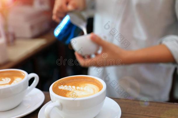 咖啡馆准备咖啡的员工使用大水罐为传布奶向杯子关于c关于fee拿铁咖啡