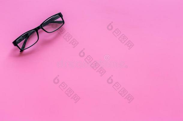 眼镜和透明的视觉的透镜向粉红色的背景顶英语字母表的第22个字母
