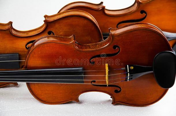 前面面关于小提琴,向背景,给看身体和部分向小提琴