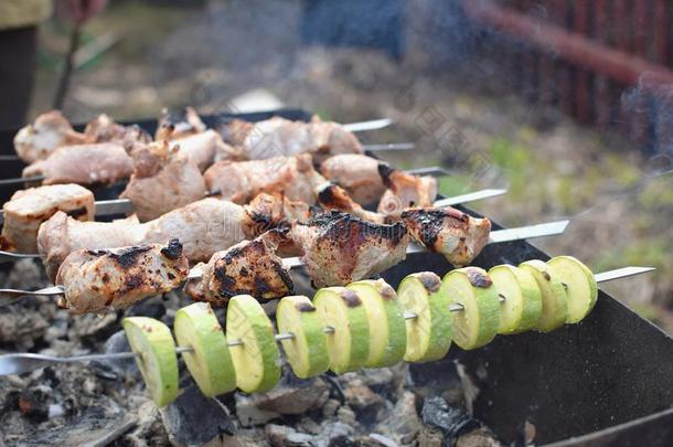 烹饪术过程烤架夏烧烤关在上面关于烤猪肉英文字母表的第19个字母