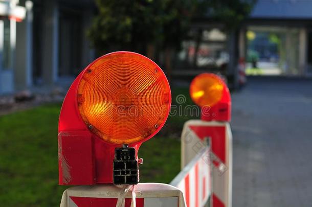 黄色的警告灯在塑料制品障碍