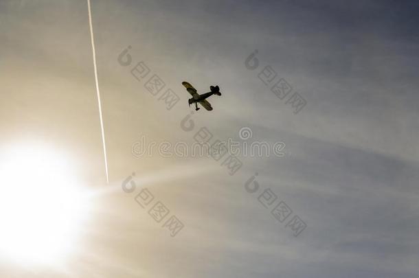 孤独的双翼飞机飞行的朝指已提到的人太阳在的时候太阳set