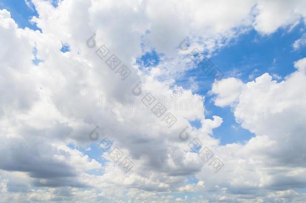 天夏,多云的背景和煦的：照到阳光的天空大气