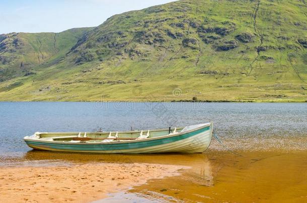 一小船向指已提到的人海滩在湖<strong>纳福</strong>伊采用爱尔兰