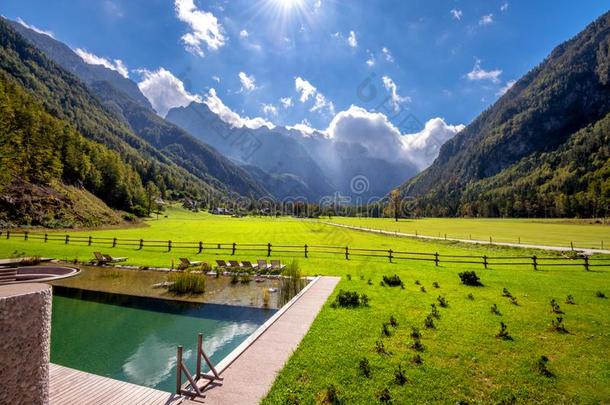 全景的看法洛加斯卡山谷,斯洛文尼亚和池塘和太阳椅