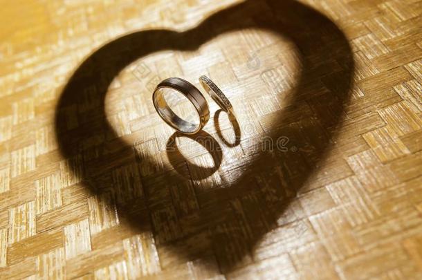 婚礼戒指安排木制的背景