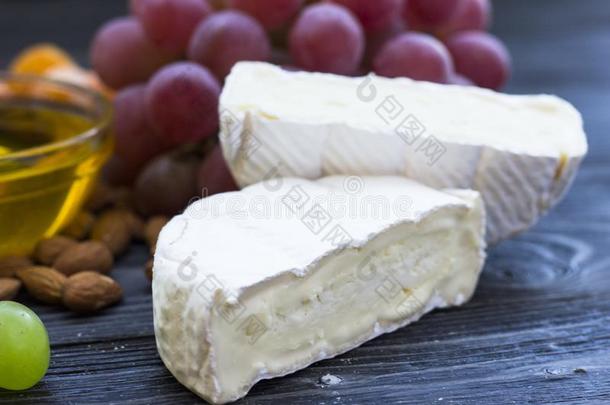 奶酪切和figures数字,发疯的,蜂蜜,葡萄向一d一rk乡村的木材