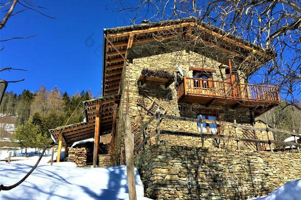 山,雪,和童话式的房屋