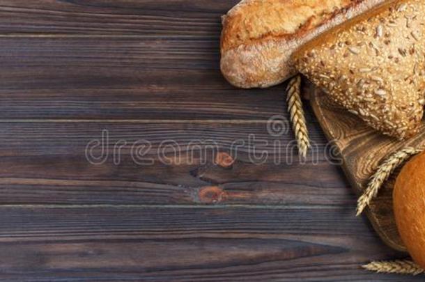 自家制的一条面包关于小麦面包烘烤制作的向木制的背景.横幅