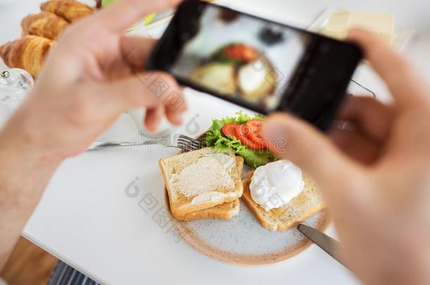 手和智能手机摄影食物
