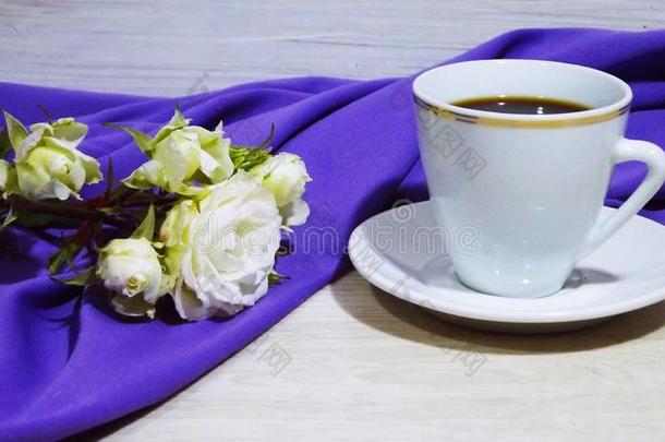 一杯子关于芳香的茶水和白色的<strong>玫瑰</strong>.