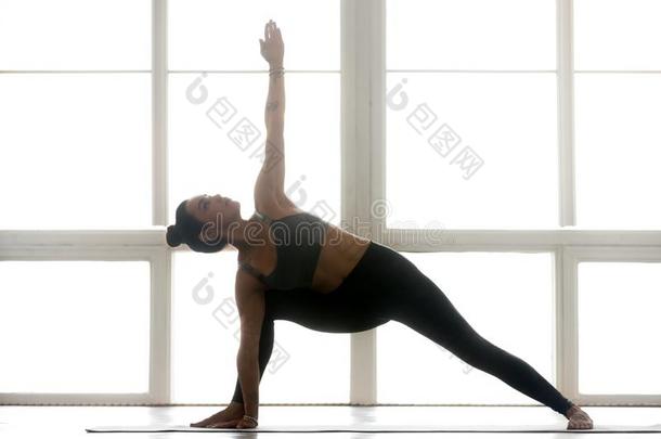 年幼的像运动家的有魅力的女人开业的瑜伽,做尤蒂塔标准