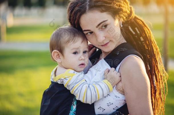 现代的幸福的母亲和婴儿儿子采用<strong>因此</strong>背包walk采用g采用USSR苏联