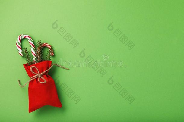 袋关于红色的颜色和圣诞节礼物向一绿色的b一ckground