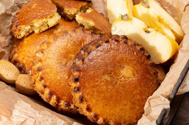 圆形的荷兰人的自家制的甜饼干满的和苹果和杏树发疯的