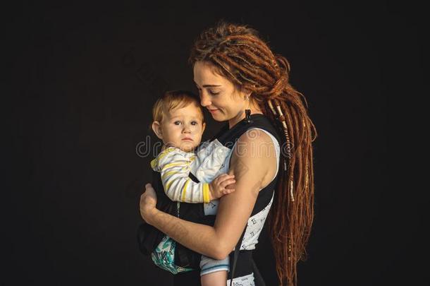 肖像年幼的幸福的妈妈和婴儿儿子采用<strong>因此</strong>背包向黑暗的