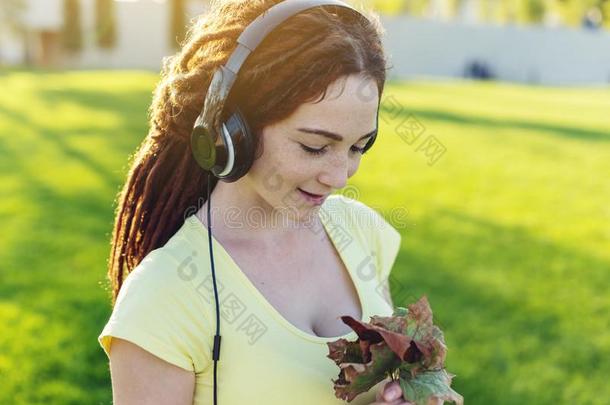 美丽的现代的女人收听的向音乐和她耳机向