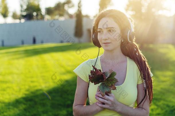美丽的现代的女人收听的向音乐和她耳机向
