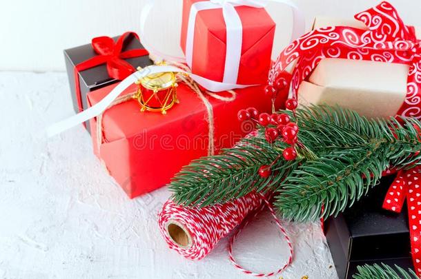 圣诞节背景和冷杉树枝,礼物,圣诞节玩具