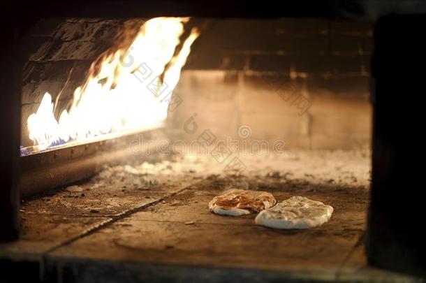 圆形的平的面包和芝麻采用指已提到的人烤箱.