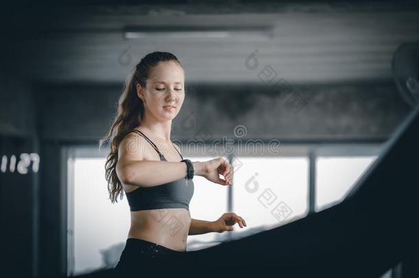年幼的女人有魅力的健康练习锻炼采用健身房.女人SaoTomePrincipe圣多美和普林西比